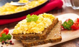 Eiweiß-Rührei auf Vollkornbrot mit Kirschtomaten Eiweiß-Rührei auf Vollkornbrot mit Kirschtomaten