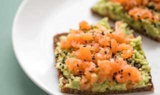 Eiweißbrot mit Avocado, Lachs und Sesam