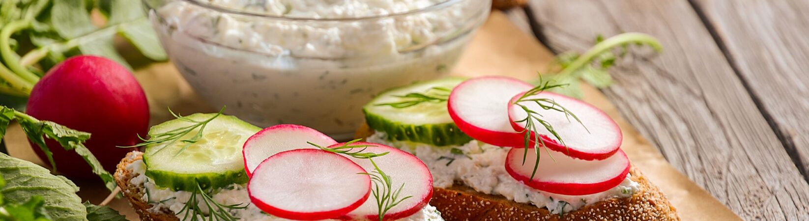 Gurken-Radieschen-Eiweißbrot mit Hüttenkäse