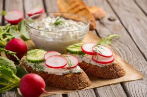 Gurken-Radieschen-Eiweißbrot mit Hüttenkäse