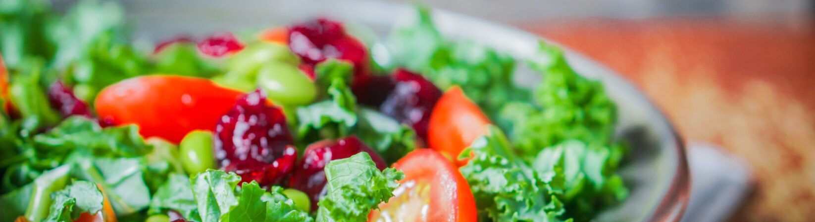 Endiviensalat mit Tomaten, dicken Bohnen und Cranberries