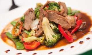 Entenbrustfilet mit Brokkoli, Paprika und Zuckerschoten Entenbrustfilet mit Brokkoli, Paprika und Zuckerschoten