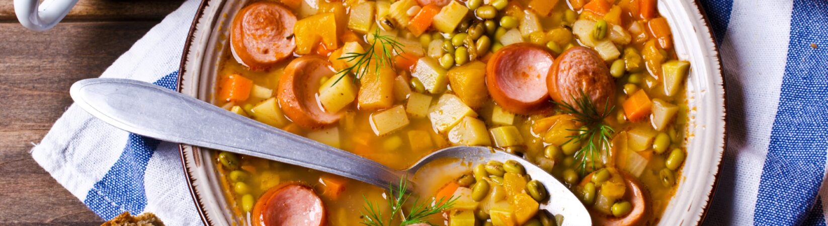 Erbsensuppe mit Kartoffeln, Gemüse und Bockwurst