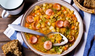 Erbsensuppe mit Kartoffeln, Gemüse und Bockwurst