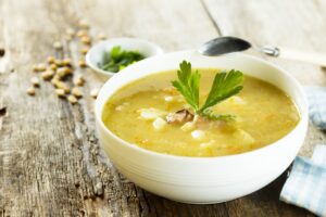 Erbsensuppe mit Lauch, Kartoffeln, Möhren und Sellerie