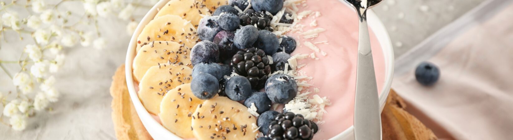 Joghurt mit Brombeeren, Blaubeeren, Banane und Kokosflocken