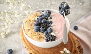 Joghurt mit Brombeeren, Blaubeeren, Banane und Kokosflocken