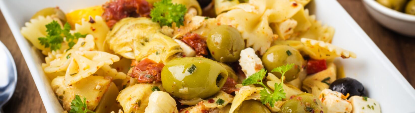 Farfalle mit Oliven, Artischocken und Tomaten