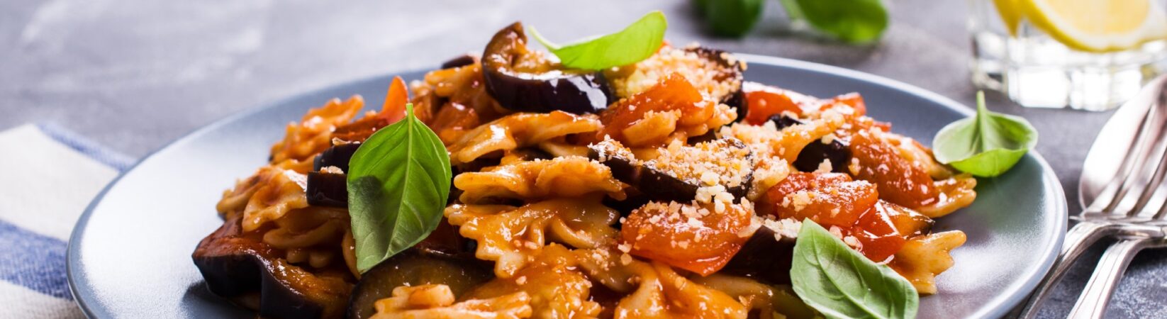 Farfalle mit Tomatensauce und Aubergine