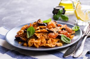 Farfalle mit Tomatensauce und Aubergine