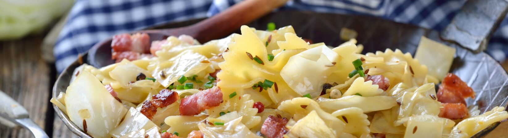 Farfalle mit Weißkraut, Speck und Zwiebeln