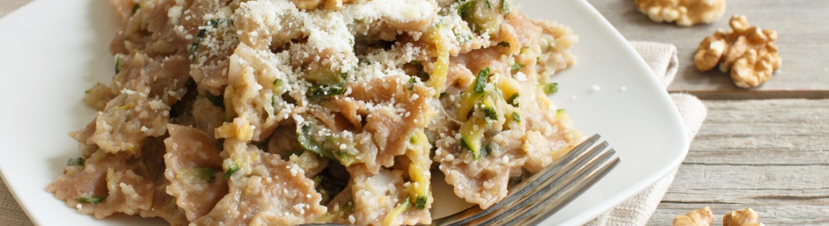 Farfalle mit Zucchini und Walnüssen