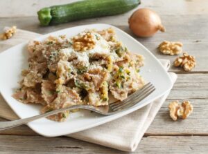 Farfalle mit Zucchini und Walnüssen