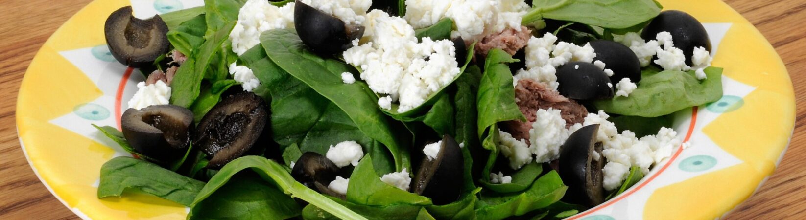 Thunfisch-Feldsalat mit Feta und Oliven