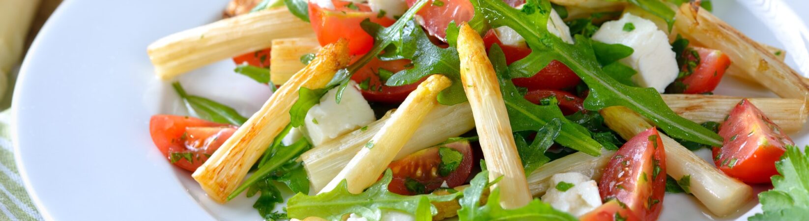 Rucola-Spargelsalat mit Tomaten und Feta