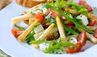 Rucola-Spargelsalat mit Tomaten und veganem Feta Rucola-Spargelsalat mit Tomaten und veganem Feta