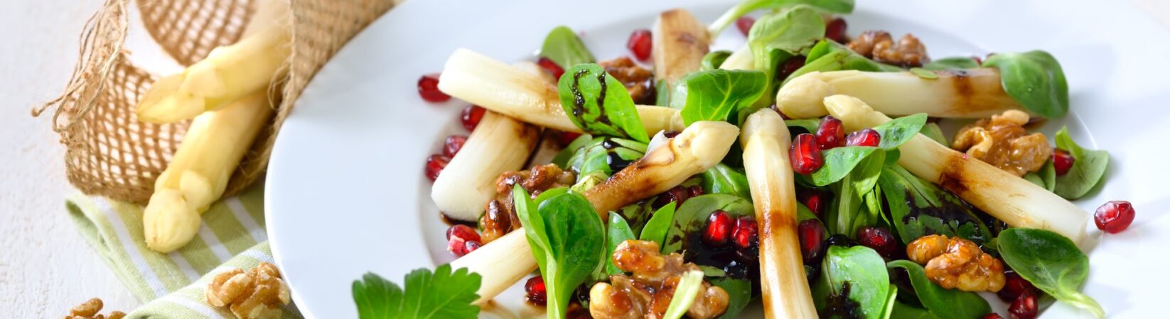 Feldsalat mit Granatapfelkernen, Walnüssen und Spargel