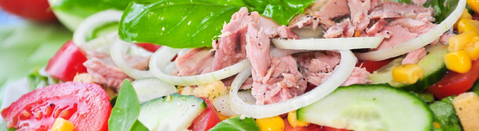 Feldsalat mit Thunfisch, Tomate, Gurke und Mais