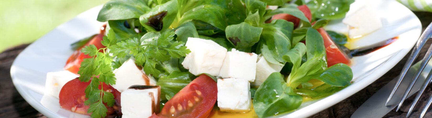 Feldsalat mit Tomate und Feta