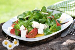 Feldsalat mit Tomaten und veganem Feta