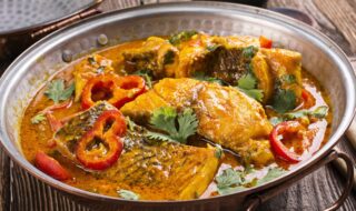 Fischeintopf mit Paprika, Tomaten und Zwiebel