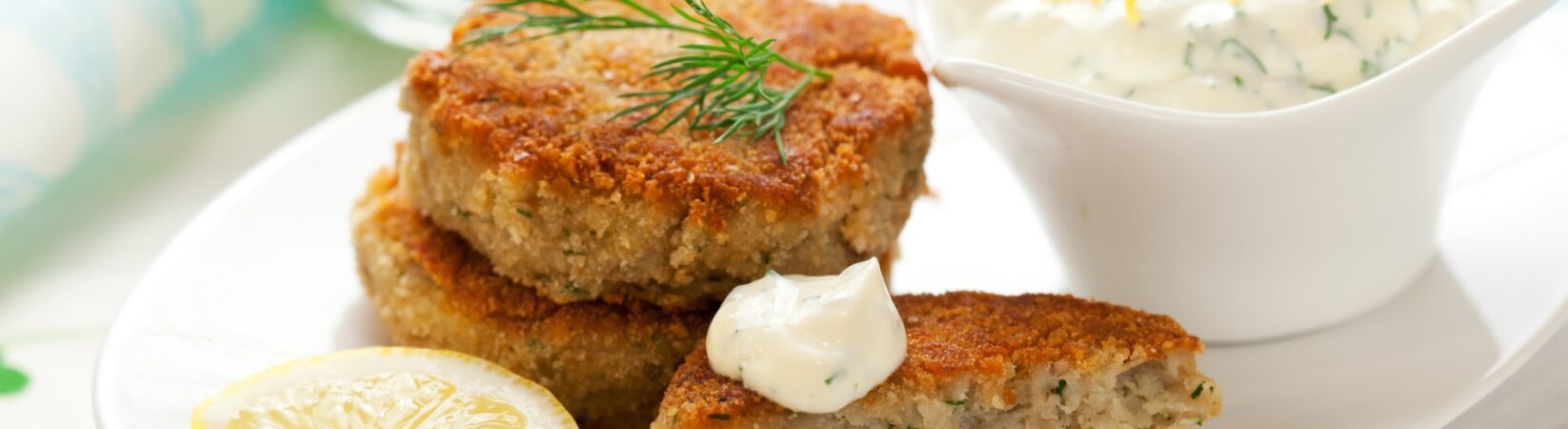 Fischfrikadellen mit Salat und Dip