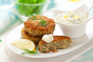 Fischfrikadellen mit Salat und Dip