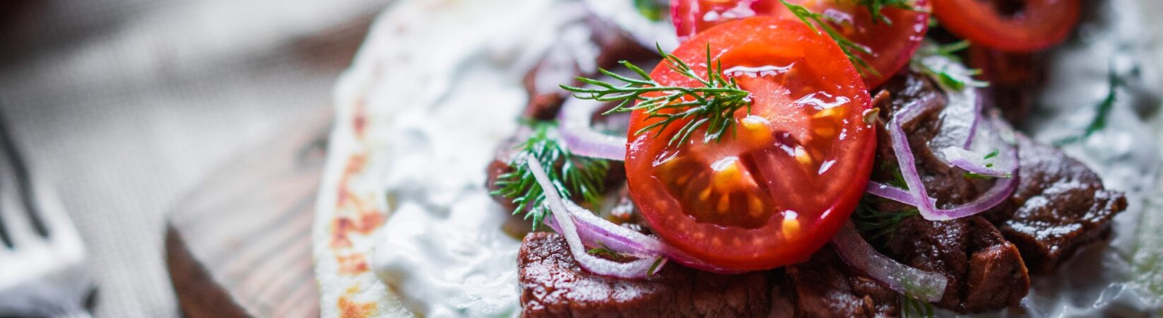 Fladen mit Roastbeef, Knoblauchquark und Dill