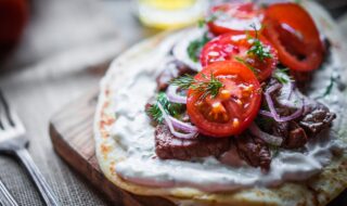 Fladen mit Roastbeef, Knoblauchquark und Dill Fladen mit Roastbeef, Knoblauchquark und Dill
