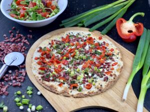 Flammkuchen mit Schinkenspeck, Paprika und Frühlingszwiebeln