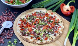 Flammkuchen mit Schinkenspeck, Paprika und Frühlingszwiebeln