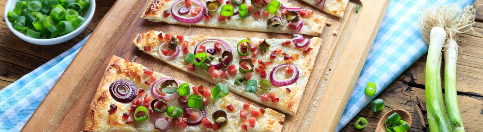 Dinkel-Flammkuchen mit Speck und Tomatensalat