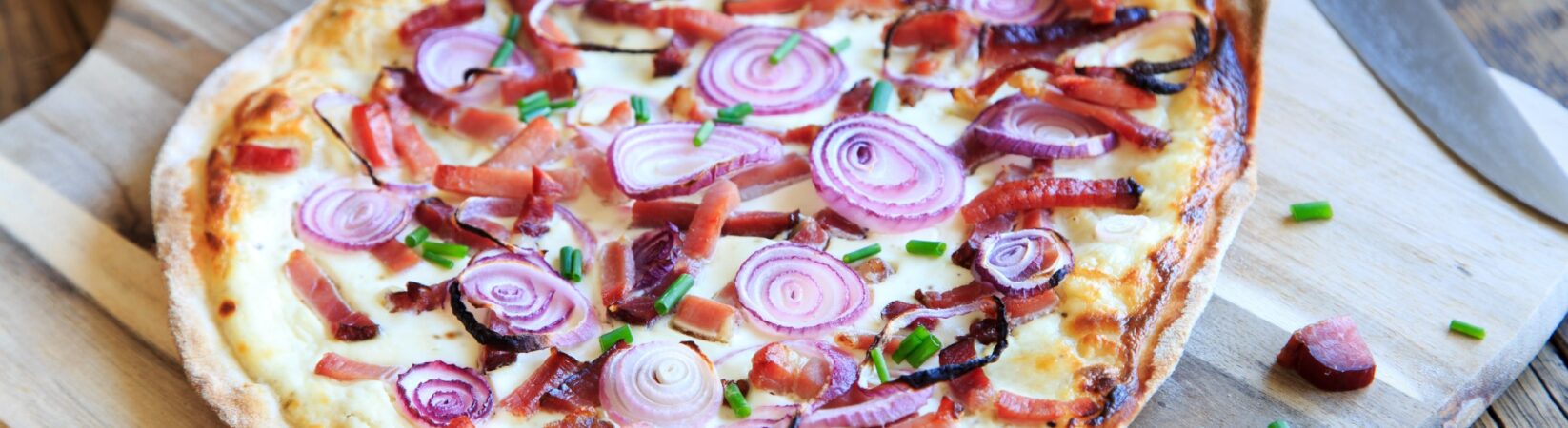 Flammkuchen mit Gurkensalat