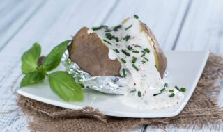 Folienkartoffel mit Quarkcreme und Möhrensalat