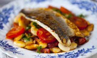 Forellenfilet an buntem Gemüsebett mit weißen Bohnen Forellenfilet an buntem Gemüsebett mit weißen Bohnen