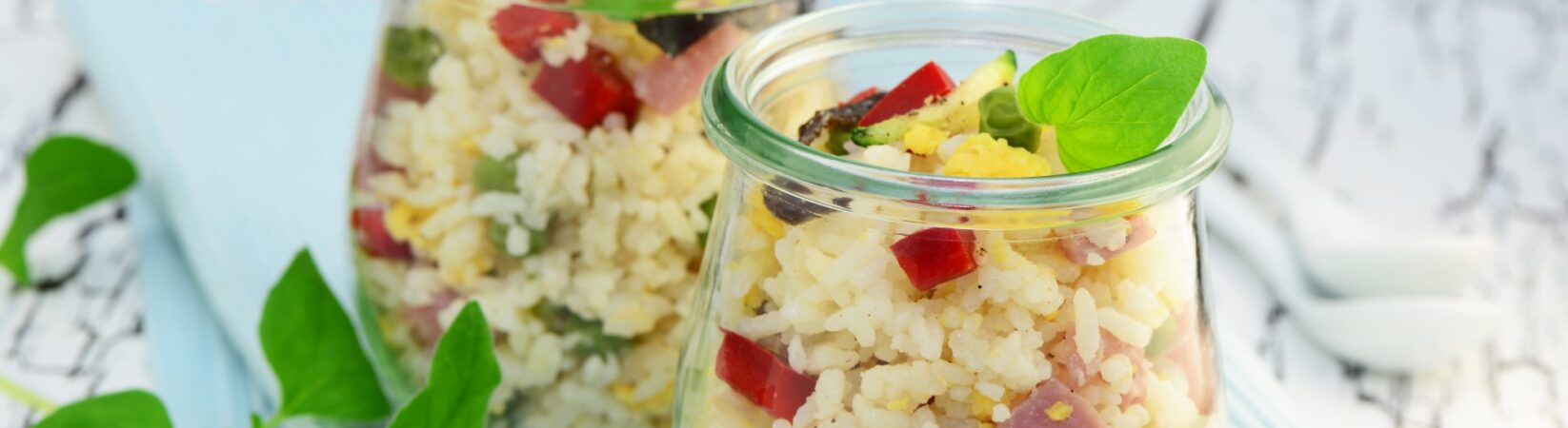 Fruchtiger Reissalat mit Kochschinken und Minze im Glas