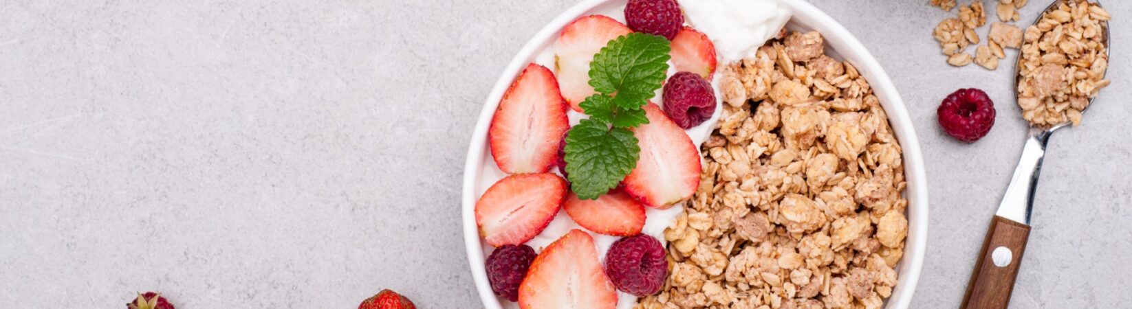 Früchtemüsli mit Erdbeeren und Himbeeren