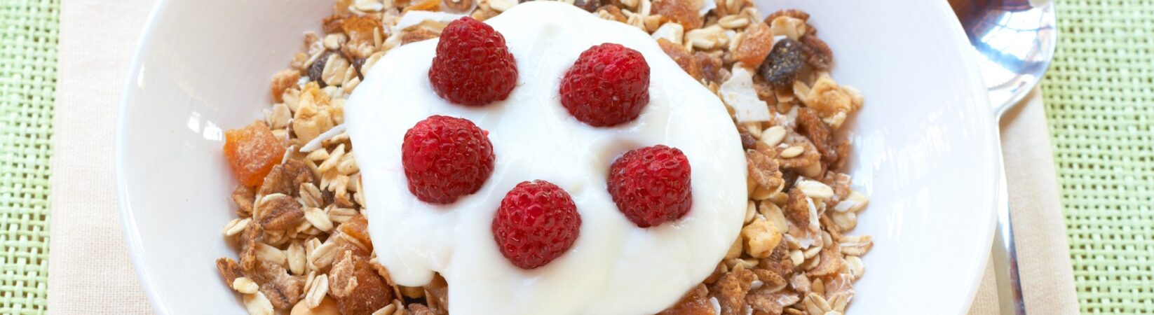 Früchtemüsli mit Himbeeren und Joghurt