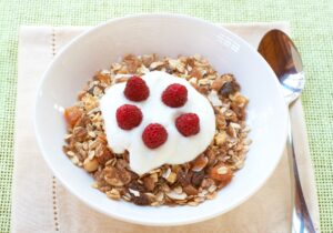 Früchtemüsli mit Himbeeren und Joghurt