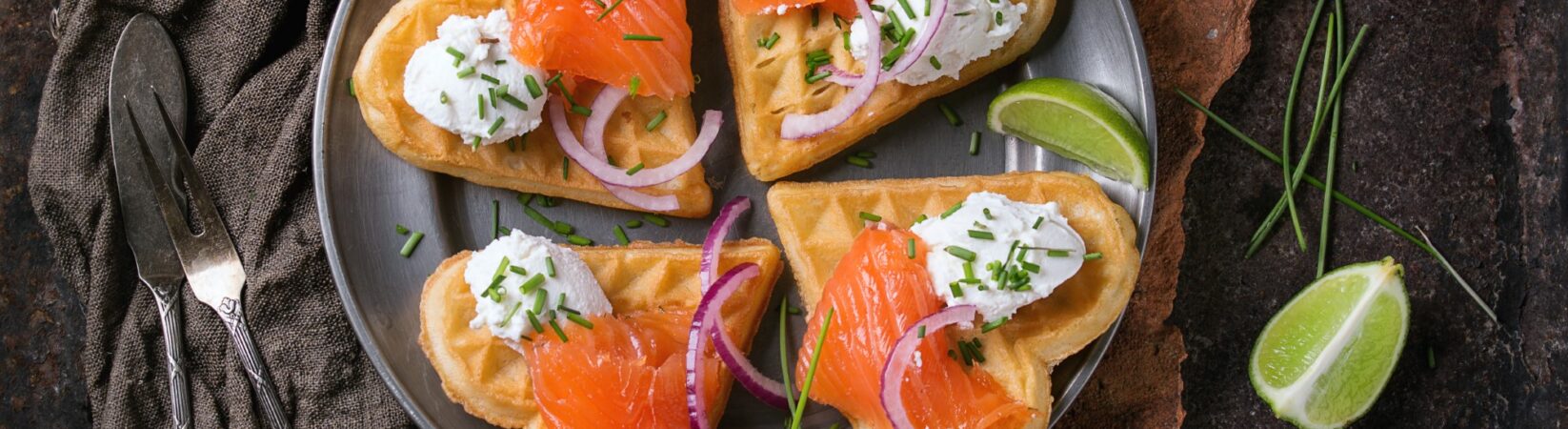 Waffeln mit Lachs und Kräuter-Dip