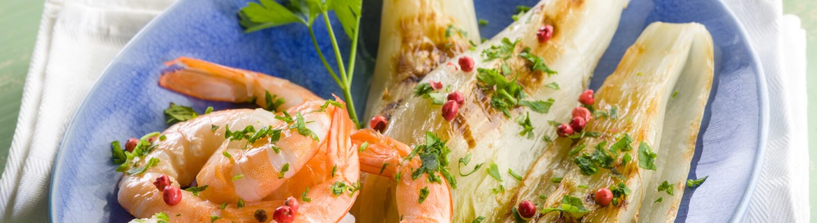 Gegrillter Chicorée mit Garnelen und Tomatensalat