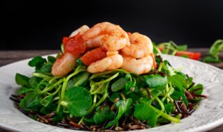 Garnelen mit Wildreis, Feldsalat und Tomaten Garnelen mit Wildreis, Feldsalat und Tomaten