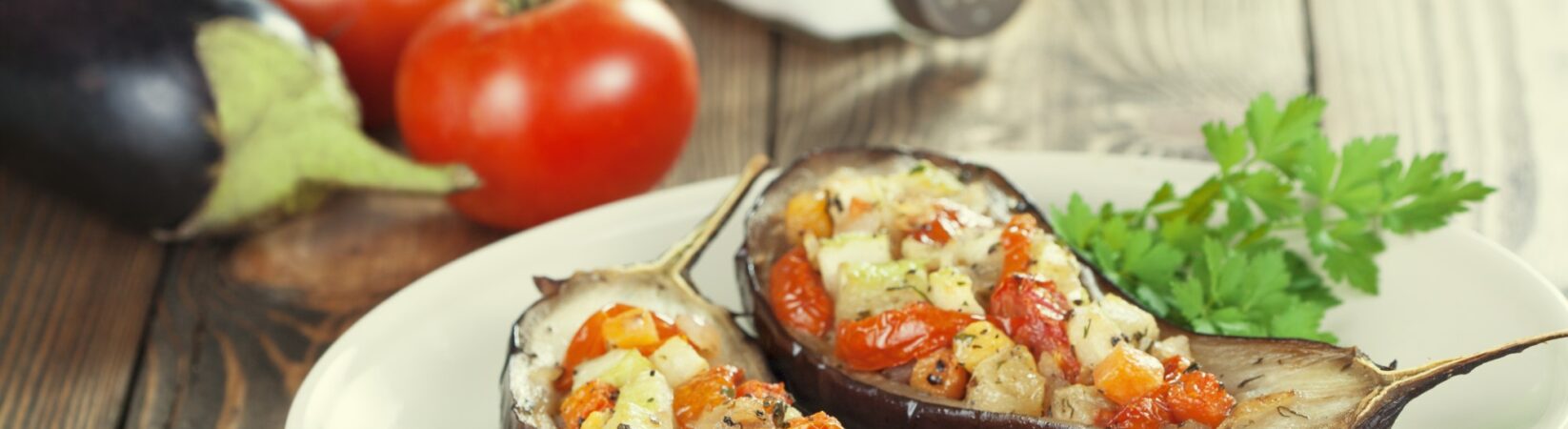 Gebackene Aubergine mit Gemüse und veganem Mozzarella