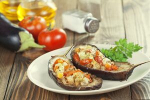 Gebackene Aubergine mit Gemüse und veganem Mozzarella