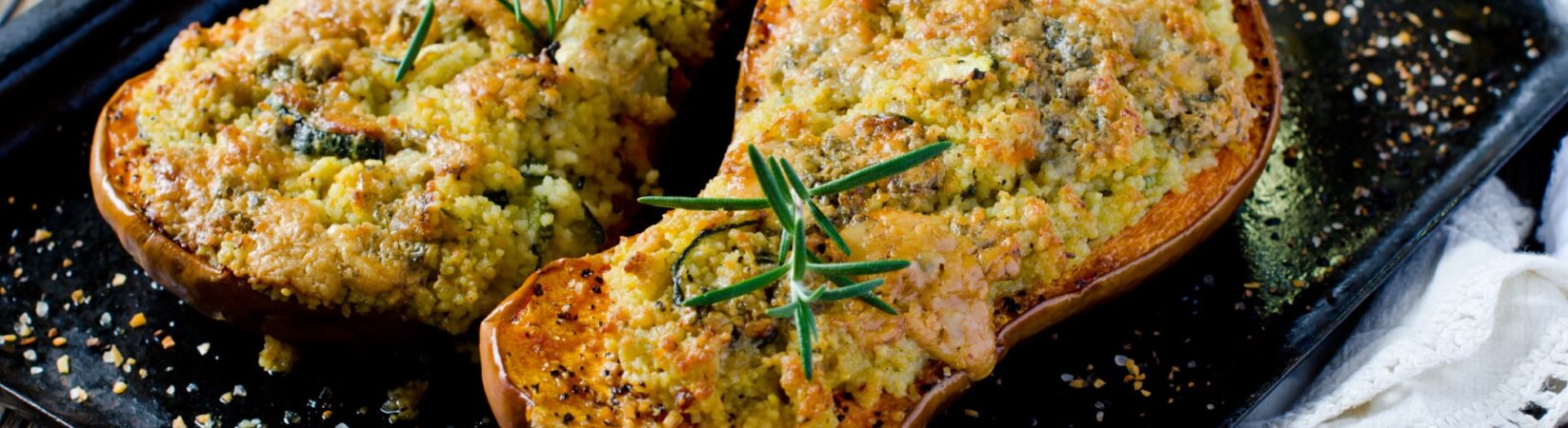 Gebackener Kürbis mit Couscous, Zucchini und Feta