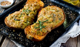 Gebackener Kürbis mit Couscous, Zucchini und Feta