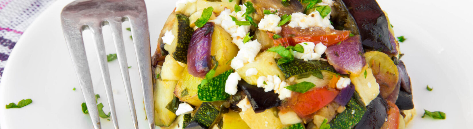 Gebratene Aubergine mit Zucchini, Kartoffel und veganem Feta