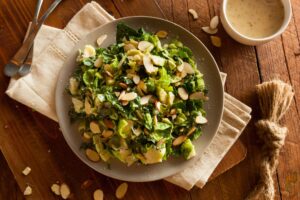 Rosenkohlblättchensalat mit Mandeln und Parmesan