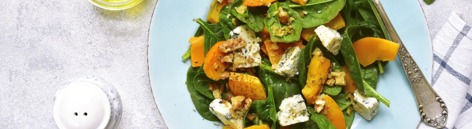 Spinatsalat mit Mango, Schimmelkäse und Walnüssen