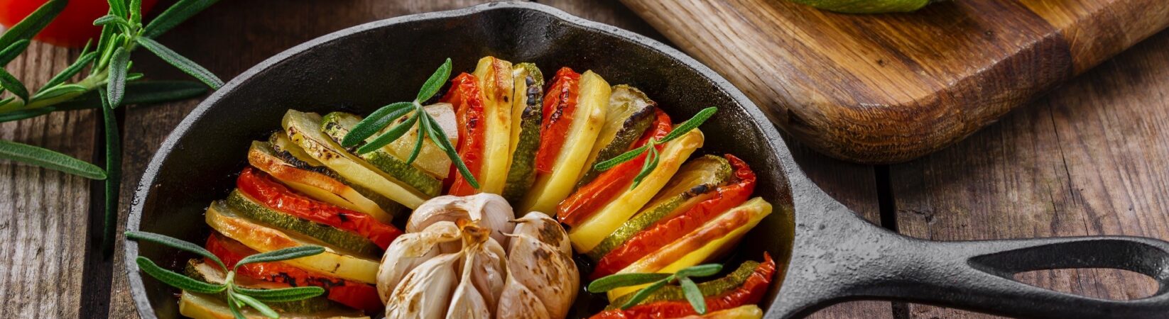 Kartoffelscheiben mit Tomaten, Zucchini und Dip